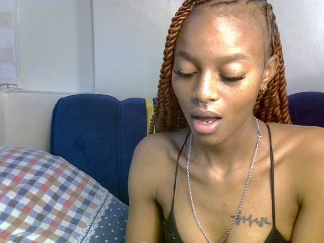 PrettyNoirr live cam on BongaCams