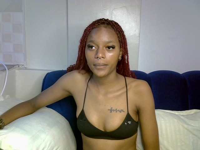 PrettyNoirr live cam on BongaCams