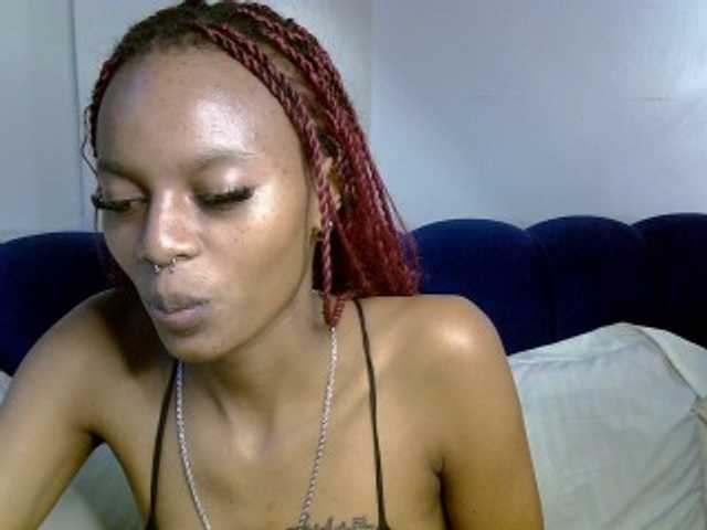PrettyNoirr live cam on BongaCams