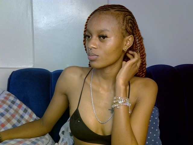 PrettyNoirr live cam on BongaCams