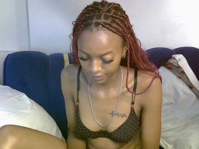 PrettyNoirr live cam on BongaCams