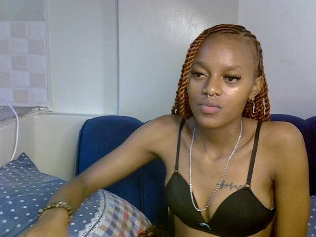 PrettyNoirr live cam on BongaCams
