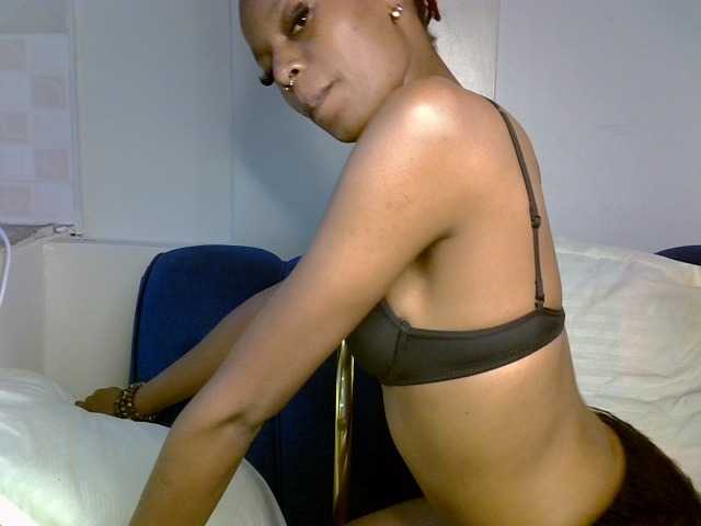 PrettyNoirr live cam on BongaCams