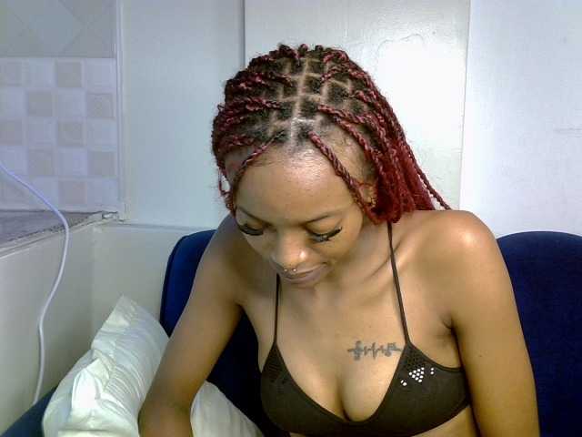 PrettyNoirr live cam on BongaCams
