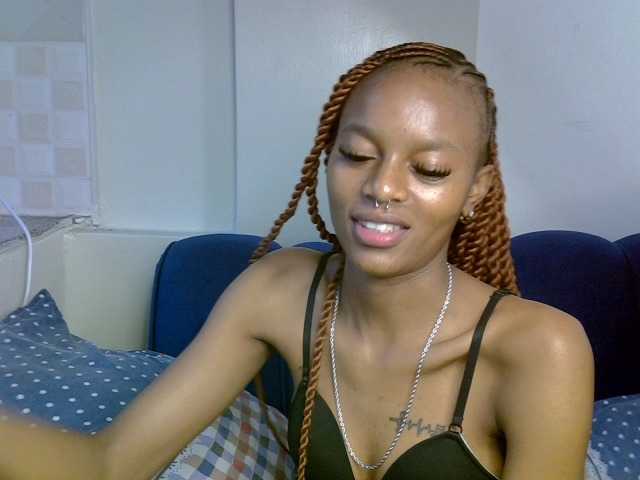PrettyNoirr live cam on BongaCams