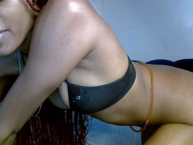 PrettyNoirr live cam on BongaCams