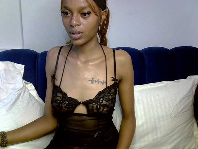 PrettyNoirr live cam on BongaCams
