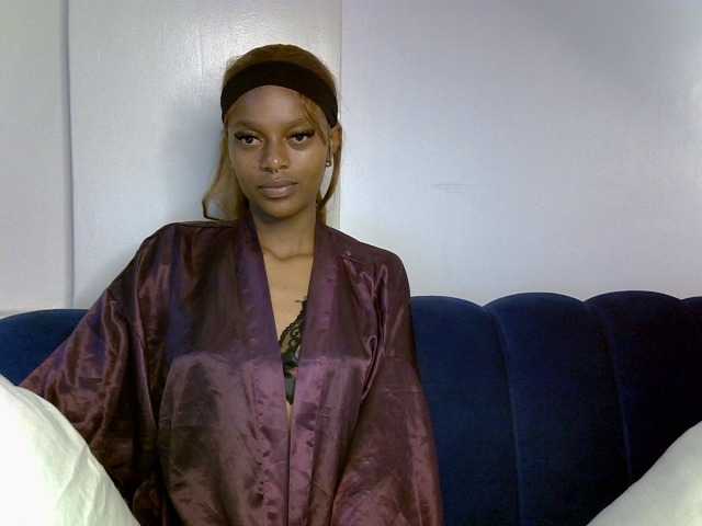 PrettyNoirr live cam on BongaCams