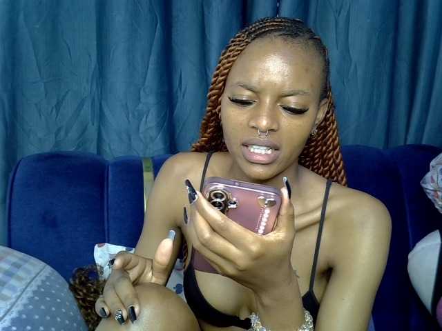 PrettyNoirr live cam on BongaCams