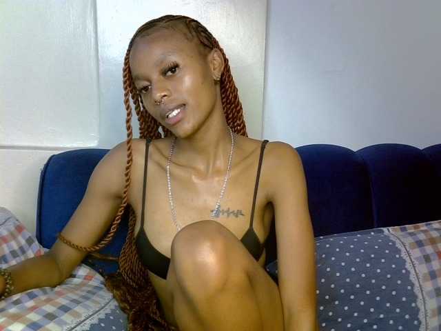 PrettyNoirr live cam on BongaCams