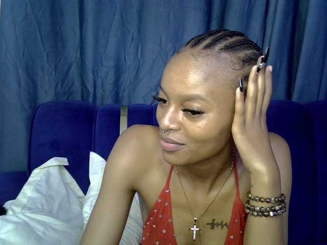 PrettyNoirr live cam on BongaCams