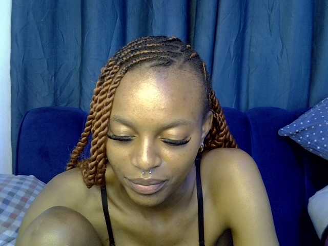PrettyNoirr live cam on BongaCams