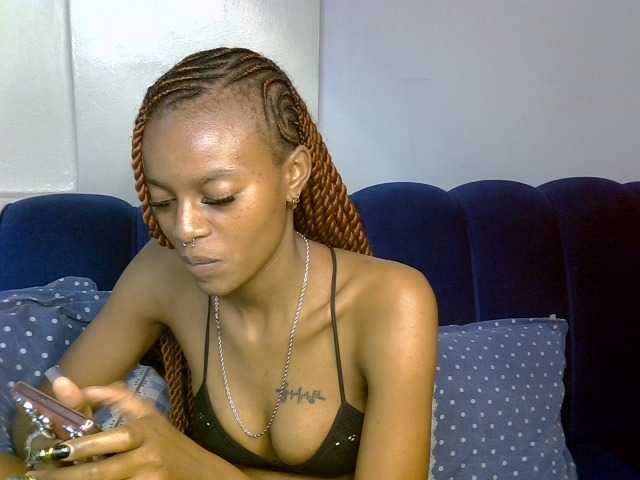 PrettyNoirr live cam on BongaCams