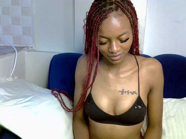 PrettyNoirr live cam on BongaCams