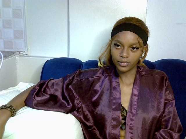 PrettyNoirr live cam on BongaCams