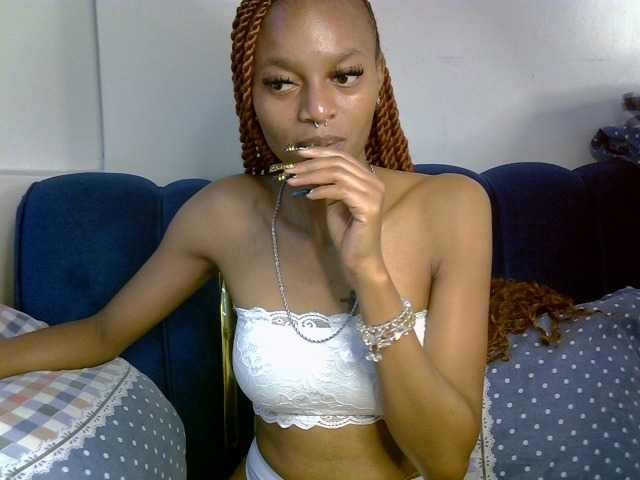 PrettyNoirr live cam on BongaCams