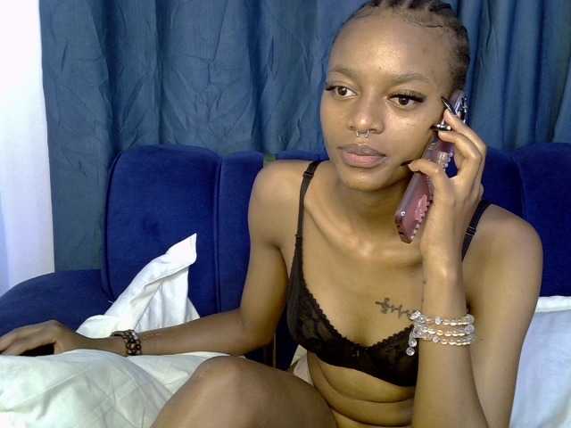 PrettyNoirr live cam on BongaCams