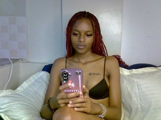 PrettyNoirr live cam on BongaCams