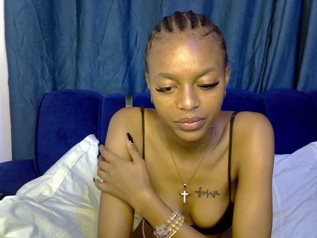 PrettyNoirr live cam on BongaCams