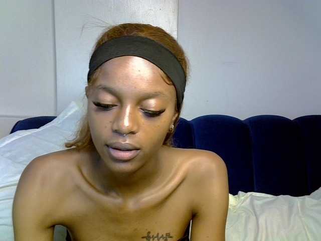 PrettyNoirr live cam on BongaCams