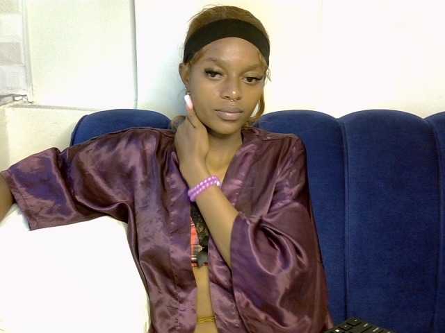 PrettyNoirr live cam on BongaCams