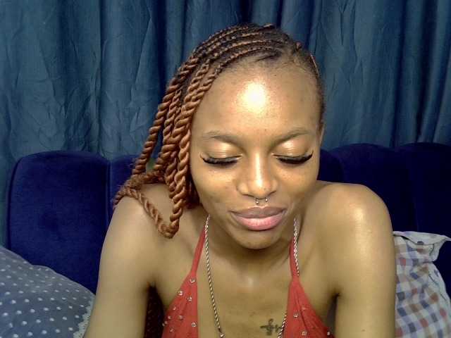 PrettyNoirr live cam on BongaCams
