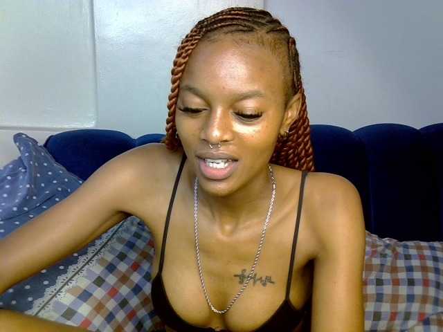 PrettyNoirr live cam on BongaCams