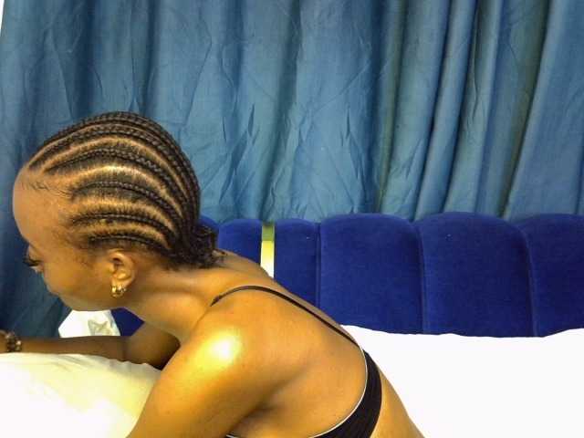 PrettyNoirr live cam on BongaCams