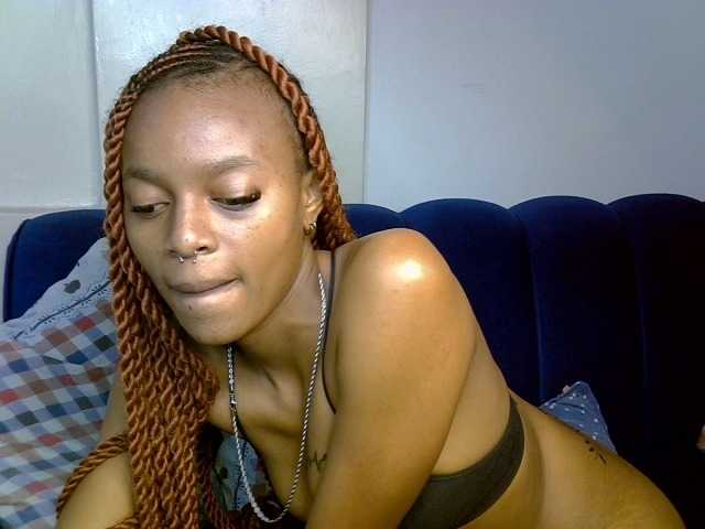 PrettyNoirr live cam preview