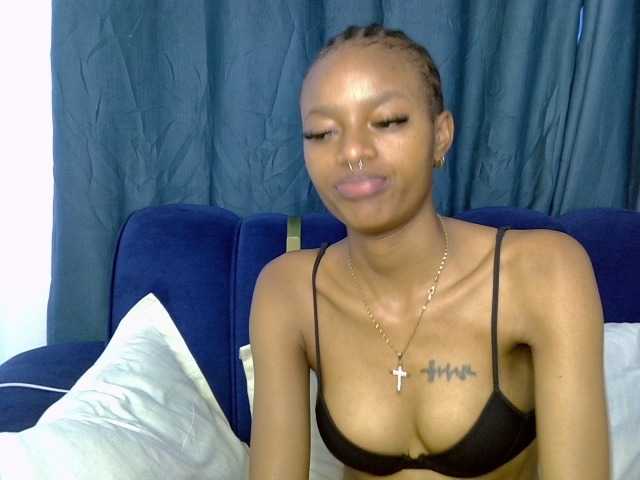 PrettyNoirr live cam on BongaCams