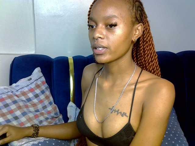 PrettyNoirr live cam on BongaCams