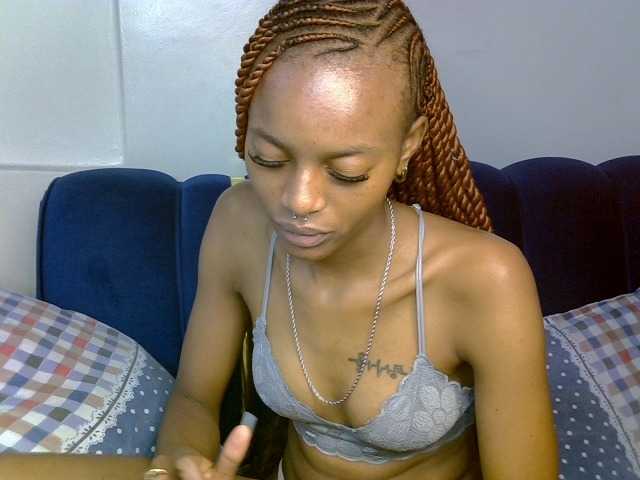 PrettyNoirr live cam on BongaCams
