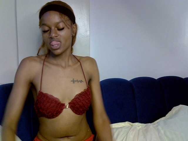 PrettyNoirr live cam on BongaCams