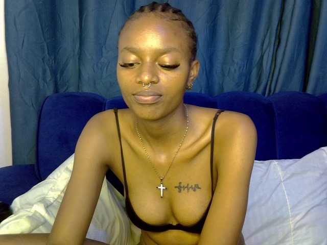 PrettyNoirr live cam on BongaCams