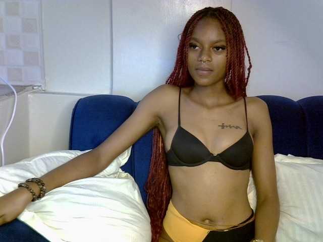 PrettyNoirr live cam on BongaCams