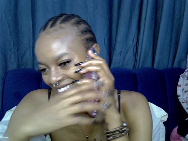 PrettyNoirr live cam on BongaCams