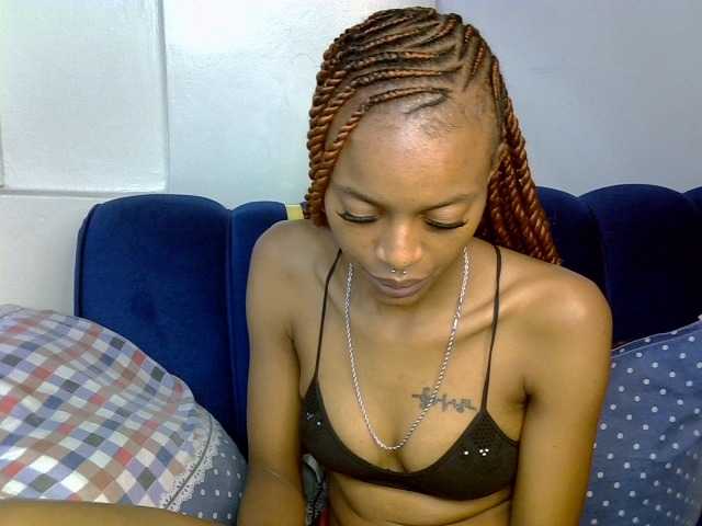 PrettyNoirr live cam on BongaCams