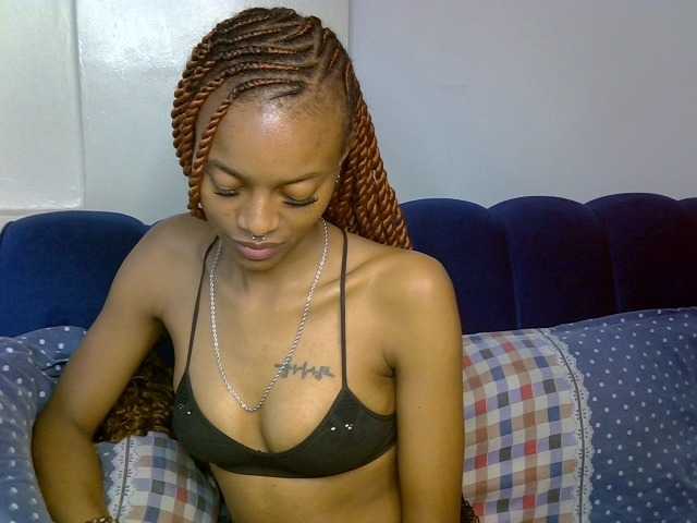 PrettyNoirr live cam on BongaCams