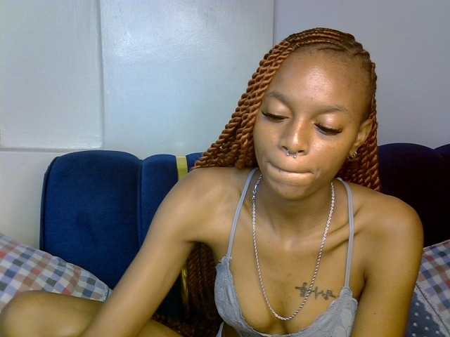 PrettyNoirr live cam on BongaCams