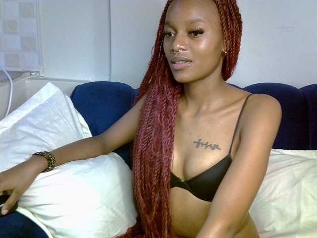 PrettyNoirr live cam on BongaCams