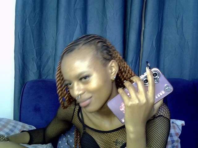 PrettyNoirr live cam on BongaCams