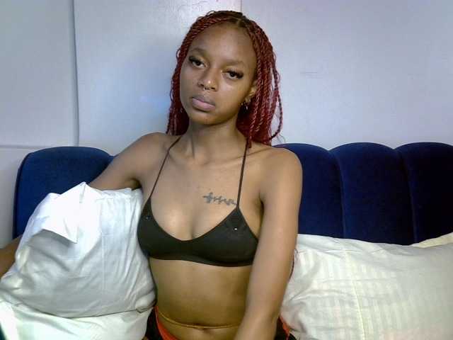 PrettyNoirr live cam on BongaCams