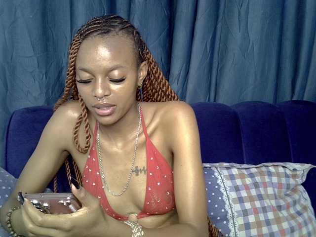 PrettyNoirr live cam on BongaCams