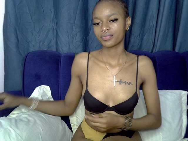 PrettyNoirr live cam on BongaCams