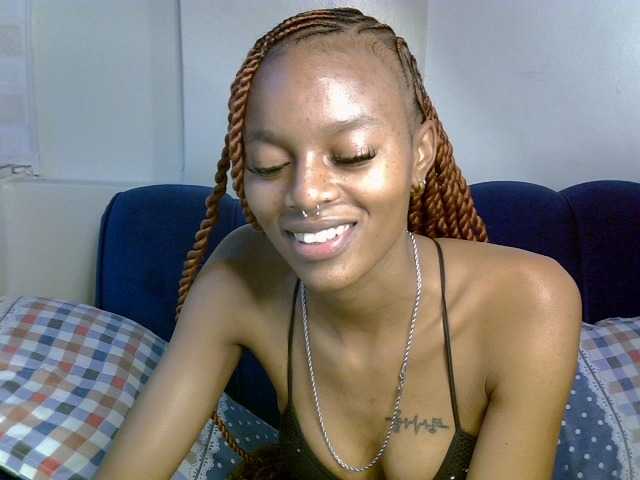 PrettyNoirr live cam on BongaCams