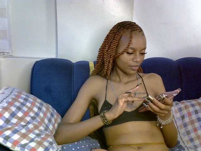 PrettyNoirr live cam on BongaCams