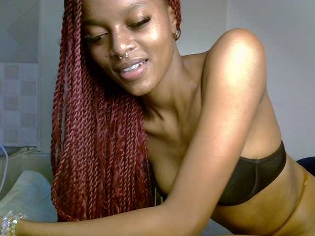 PrettyNoirr live cam on BongaCams