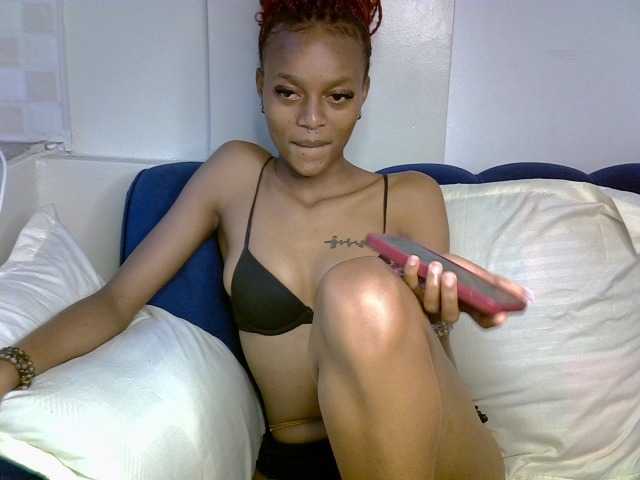 PrettyNoirr live cam on BongaCams