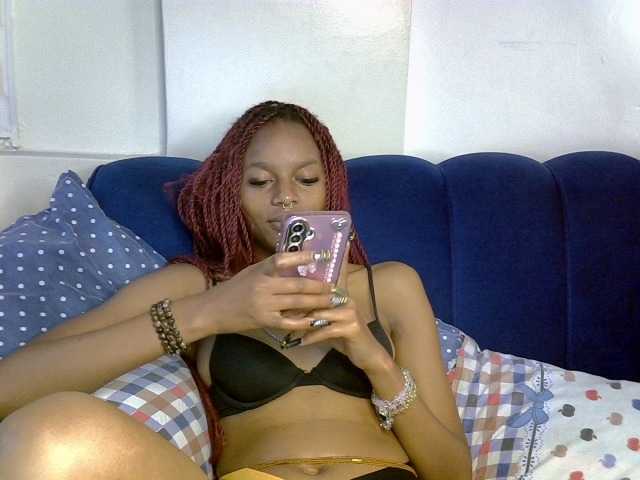 PrettyNoirr live cam on BongaCams