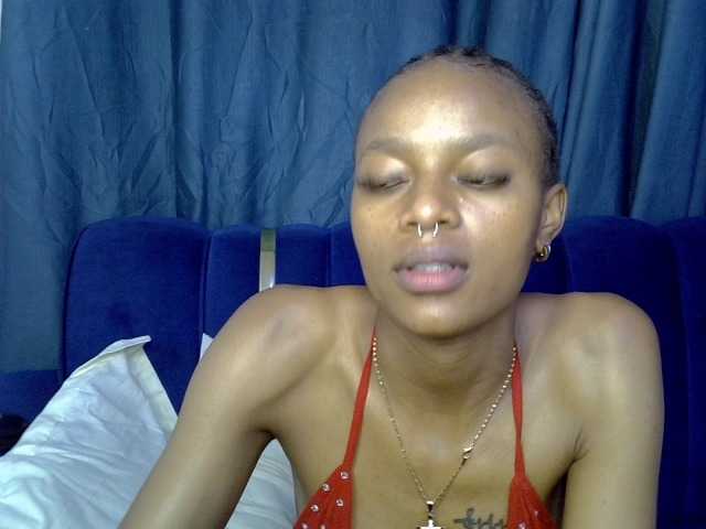 PrettyNoirr live cam on BongaCams